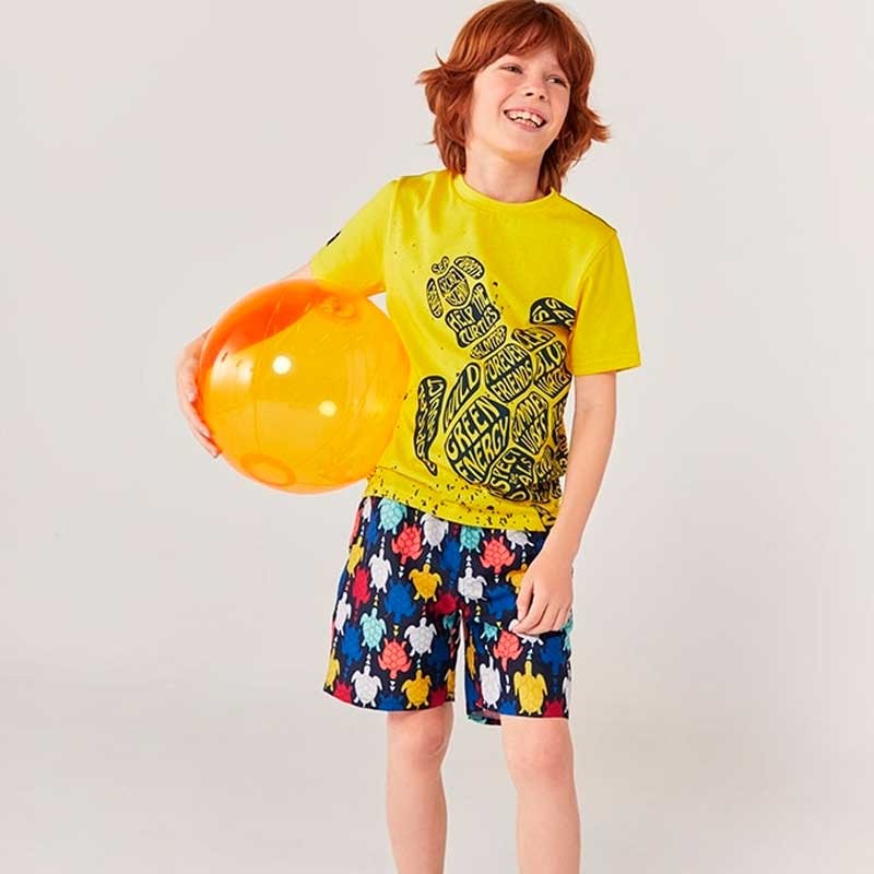 niño con camiseta amarilla de tortuga boboli
