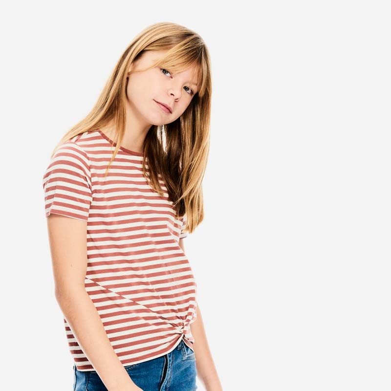 niña con camiseta rayas tierra de garcia jeans