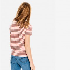 niña con camiseta rayas tierra de garcia jeans por detras