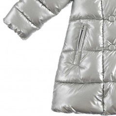detalle abrigo acolchado niña color plata