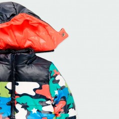 detalle chaqueta acolchada de niño de camuflaje de colores