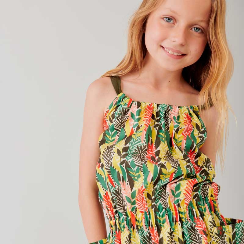 detalle niña con vestido boboli estampado ramas de colores