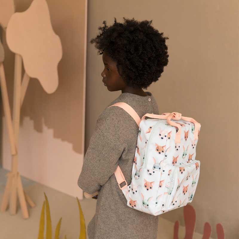 niña con mochila animales peach milk de studio ditte