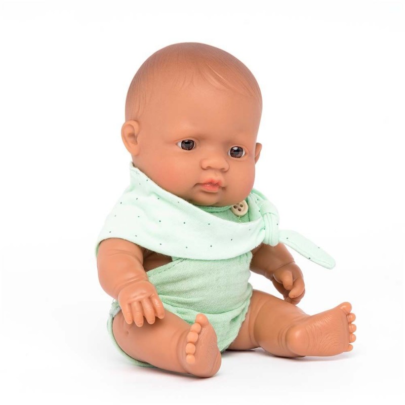 Muñeco de bebé latinoamericano con peto verde