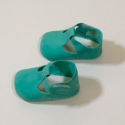 vista lateral zapatos bebe sin suela verde menta de cuquito