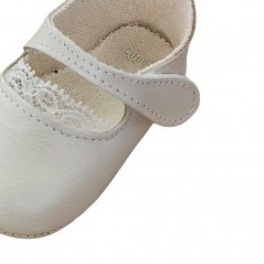 Zapato bebé niña beig nacarados con puntilla de Cuquito