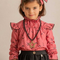Conjunto niña blusa fresa uve y falda negra de Pilar Batanero