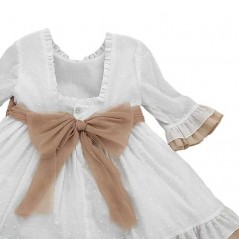 Vestido niña manga semi de plumeti blanco combinado arena de Bas Martí