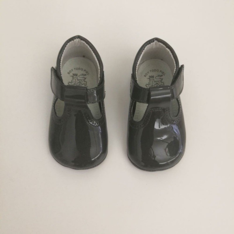 Zapatos bebé de charol antracita de León Shoes