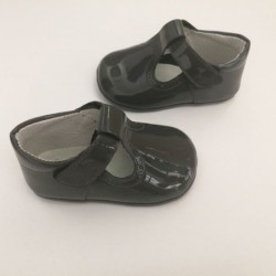 Zapatos bebé de charol antracita de León Shoes