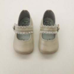 Zapatos bebé beige con volante de Leon Shoes
