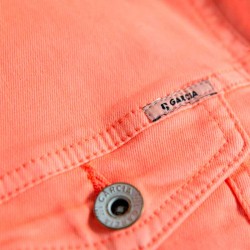detalle chaqueta niña vaquera color naranja fluor