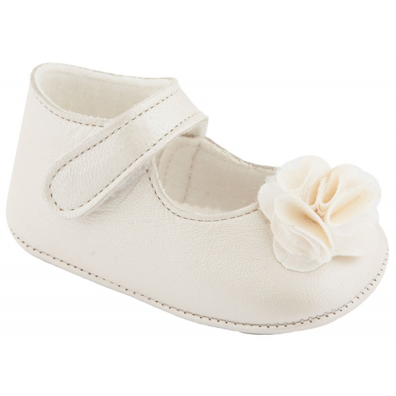 Zapatos bebé niña beig nacarados con flor