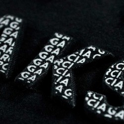 Camiseta niño negra con letras en relieve de Garcia Jeans