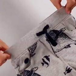 Conjunto niño de camiseta marino con bermuda punto tiburones de Bóboli