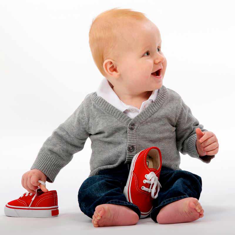 bebe con zapatos de tela rojos blog peques