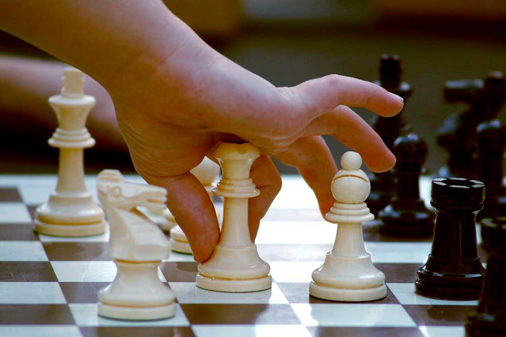 niño jugando al ajedrez